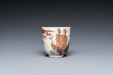 Rare tasse et soucoupe en porcelaine de Chine &agrave; d&eacute;cor d'un navire marchand en dor&eacute;, grisaille et rouge de fer, Yongzheng/Qianlong