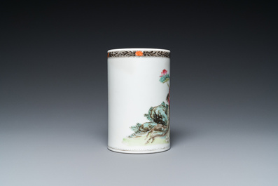 Un pot &agrave; pinceaux et un plat en porcelaine de Chine famille rose et une paire de pots couverts en bleu et blanc, 19/20&egrave;me