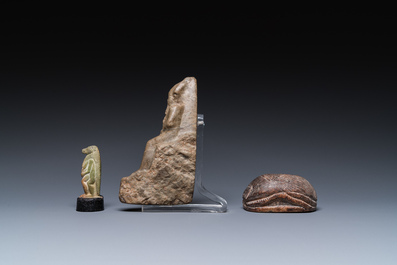 Een sculptuur van Osiris in groene steen, een scarabee in steatiet en een Thot in groene frit, Egypte, Nieuwe Rijk tot Ptolema&iuml;sche periode