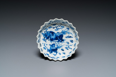 Een Chinese blauw-witte flesvormige vaas, een tazza en een paar famille rose koppen en schotels, Kangxi en later