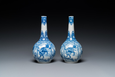 Een paar Chinese blauw-witte flesvormige vazen met mythische dieren, 19e eeuw