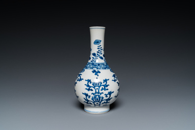 Een Chinese blauw-witte flesvormige vaas, een tazza en een paar famille rose koppen en schotels, Kangxi en later