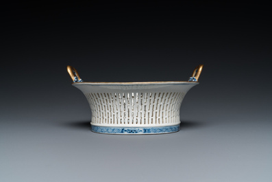 Panier ajour&eacute; sur son pr&eacute;sentoir en porcelaine de Chine en bleu et blanc, Qianlong