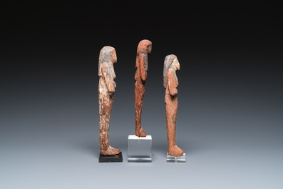 Trois oushebtis en bois polychrom&eacute;, Egypte, Nouvel Empire