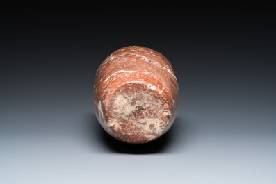 Een Egyptische vaas in rood breccia graniet, Pre-dynastieke periode, 3500-2900 v.C.