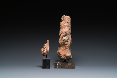Une sculpture romaine du dieu B&egrave;s en terre cuite et une t&ecirc;te d'homme grotesque, ca. 1er si&egrave;cle