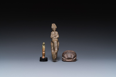 Een sculptuur van Osiris in groene steen, een scarabee in steatiet en een Thot in groene frit, Egypte, Nieuwe Rijk tot Ptolema&iuml;sche periode