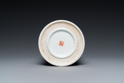 Un pot &agrave; pinceaux et un plat en porcelaine de Chine famille rose et une paire de pots couverts en bleu et blanc, 19/20&egrave;me