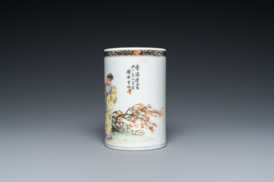 Un pot &agrave; pinceaux et un plat en porcelaine de Chine famille rose et une paire de pots couverts en bleu et blanc, 19/20&egrave;me