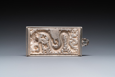 Een Chinese of Vietnamese zilveren vloeiblok met twee draken, 19e eeuw