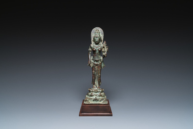 Een Javaanse bronzen sculptuur van de godin Dewi Tara, Majapahit koninkrijk, Indonesi&euml;, wellicht 14e eeuw