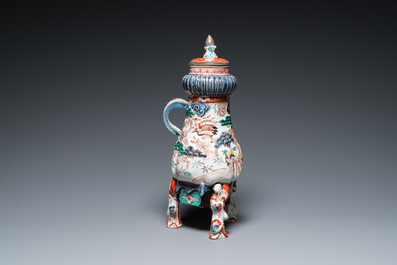 Fontaine tripode en porcelaine Imari de Japon &agrave; d&eacute;cor moul&eacute;, Edo, 17/18&egrave;me