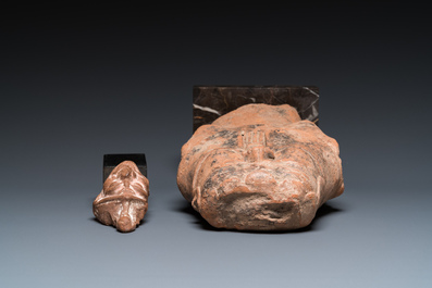 Une sculpture romaine du dieu B&egrave;s en terre cuite et une t&ecirc;te d'homme grotesque, ca. 1er si&egrave;cle
