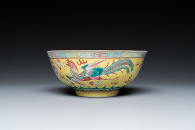 Een Chinese famille rose 'draak en feniks' kom met gele fondkleur, Guangxu merk en periode