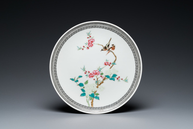 Un pot &agrave; pinceaux et un plat en porcelaine de Chine famille rose et une paire de pots couverts en bleu et blanc, 19/20&egrave;me