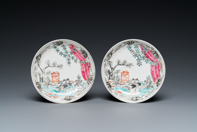 Een paar Chinese famille rose koppen en schotels met tortelduiven, Qianlong