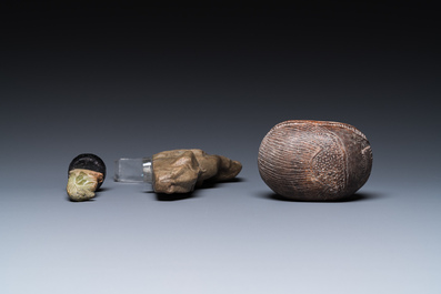 Een sculptuur van Osiris in groene steen, een scarabee in steatiet en een Thot in groene frit, Egypte, Nieuwe Rijk tot Ptolema&iuml;sche periode