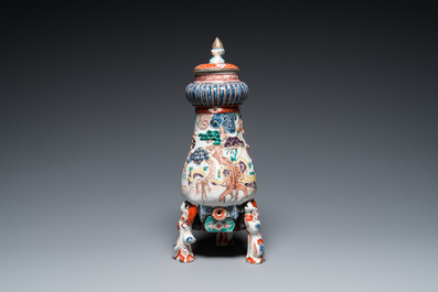 A Japanese Imari 'nesting cranes' tripod fountain and cover, Edo, 17/18th C.