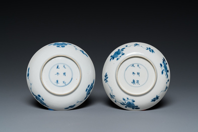 Paire de tasses et soucoupes en porcelaine de Chine en bleu et blanc, marque de Chenghua, Kangxi