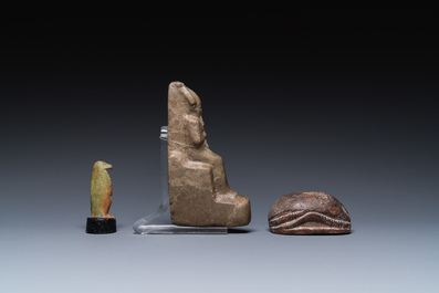 Een sculptuur van Osiris in groene steen, een scarabee in steatiet en een Thot in groene frit, Egypte, Nieuwe Rijk tot Ptolema&iuml;sche periode