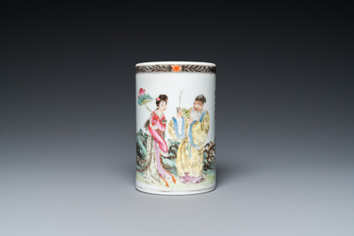 Un pot &agrave; pinceaux et un plat en porcelaine de Chine famille rose et une paire de pots couverts en bleu et blanc, 19/20&egrave;me