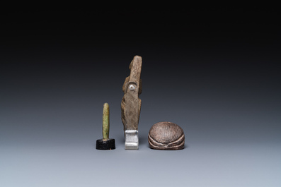 Een sculptuur van Osiris in groene steen, een scarabee in steatiet en een Thot in groene frit, Egypte, Nieuwe Rijk tot Ptolema&iuml;sche periode
