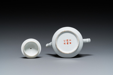 Th&eacute;i&egrave;re couverte en porcelaine de Chine &agrave; d&eacute;cor de calligraphie, Jiangxi Porcelain Company, 20&egrave;me