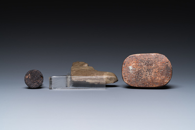 Een sculptuur van Osiris in groene steen, een scarabee in steatiet en een Thot in groene frit, Egypte, Nieuwe Rijk tot Ptolema&iuml;sche periode