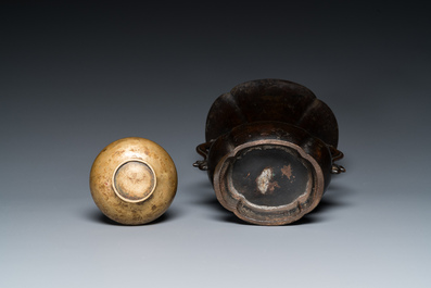 Two Japanese bronze vases, Edo/Meiji, 17/19th C.