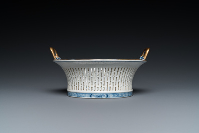 Panier ajour&eacute; sur son pr&eacute;sentoir en porcelaine de Chine en bleu et blanc, Qianlong