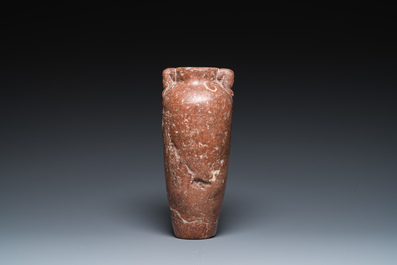 Een Egyptische vaas in rood breccia graniet, Pre-dynastieke periode, 3500-2900 v.C.