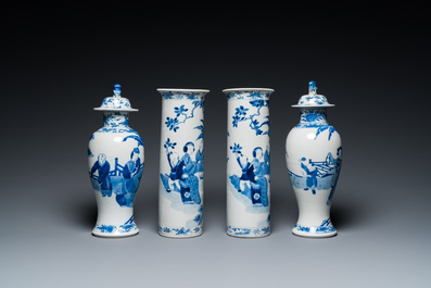 Garniture de quatre vases en porcelaine de Chine en bleu et blanc &agrave; d&eacute;cor de 'dames et gar&ccedil;ons', marque de Kangxi, 19&egrave;me