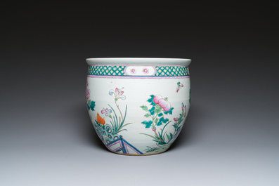 Une paire de vases couverts et une jardini&egrave;re en porcelaine de Chine famille rose, 19/20&egrave;me