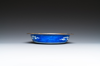 Een Chinese driedelige dekselterrine in Canton email met blauwe fondkleur, Qianlong