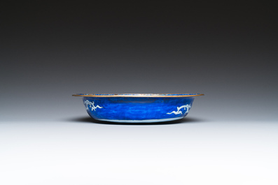 Een Chinese driedelige dekselterrine in Canton email met blauwe fondkleur, Qianlong