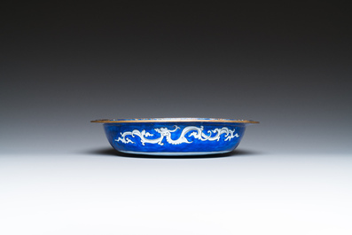 Een Chinese driedelige dekselterrine in Canton email met blauwe fondkleur, Qianlong