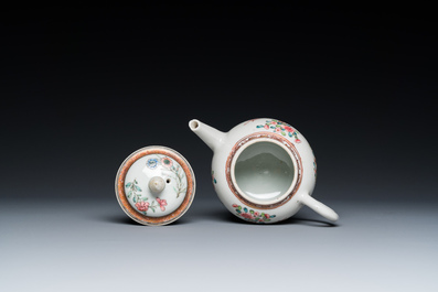Th&eacute;i&egrave;re couverte en porcelaine de Chine famille rose &agrave; d&eacute;cor d'antiquit&eacute;s, Yongzheng