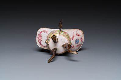 Een Chinese rituele wijnbeker of 'jue' in Canton email met gele fondkleur, Yongzheng