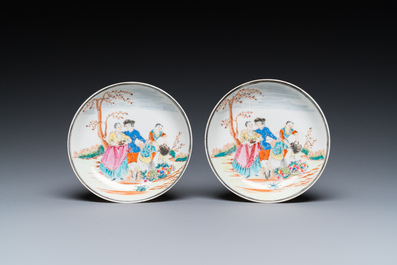 Paire de tasses et soucoupes en porcelaine de Chine famille rose &agrave; sujet europ&eacute;en, Qianlong