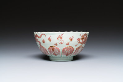 Bol en forme de lotus en porcelaine de Chine &agrave; d&eacute;cor de dragons en rouge de cuivre sur fond c&eacute;ladon, Kangxi