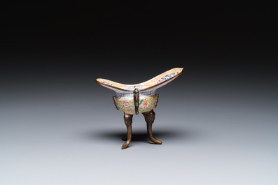 Een Chinese rituele wijnbeker of 'jue' in Canton email met gele fondkleur, Yongzheng