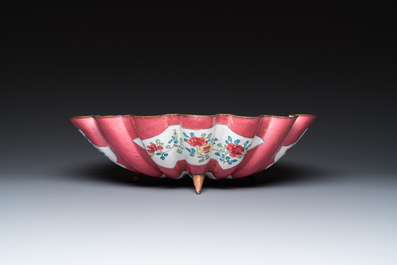 Aigui&egrave;re-casque et son bassin en forme de coquille en &eacute;maux de Canton, Chine, Yongzheng/Qianlong