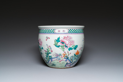 Une paire de vases couverts et une jardini&egrave;re en porcelaine de Chine famille rose, 19/20&egrave;me