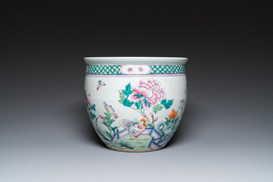 Une paire de vases couverts et une jardini&egrave;re en porcelaine de Chine famille rose, 19/20&egrave;me