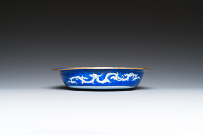 Een Chinese driedelige dekselterrine in Canton email met blauwe fondkleur, Qianlong