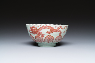 Bol en forme de lotus en porcelaine de Chine &agrave; d&eacute;cor de dragons en rouge de cuivre sur fond c&eacute;ladon, Kangxi