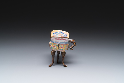 Een Chinese rituele wijnbeker of 'jue' in Canton email met gele fondkleur, Yongzheng