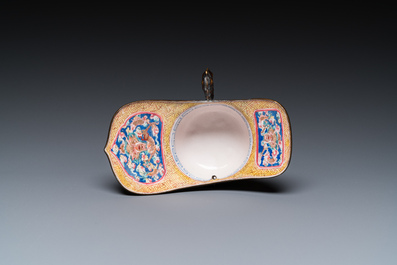 Een Chinese rituele wijnbeker of 'jue' in Canton email met gele fondkleur, Yongzheng