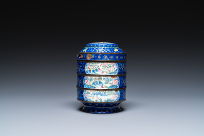 Quatre pi&egrave;ces en &eacute;maux de Canton &agrave; fond bleu, Chine, Qianlong/Jiaqing
