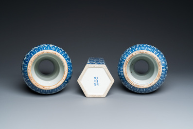 Trois vases en porcelaine de Chine en bleu et blanc, 19&egrave;me